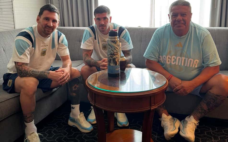 Presidente da AFA mantém superstição com foto ao lado de Messi e De Paul