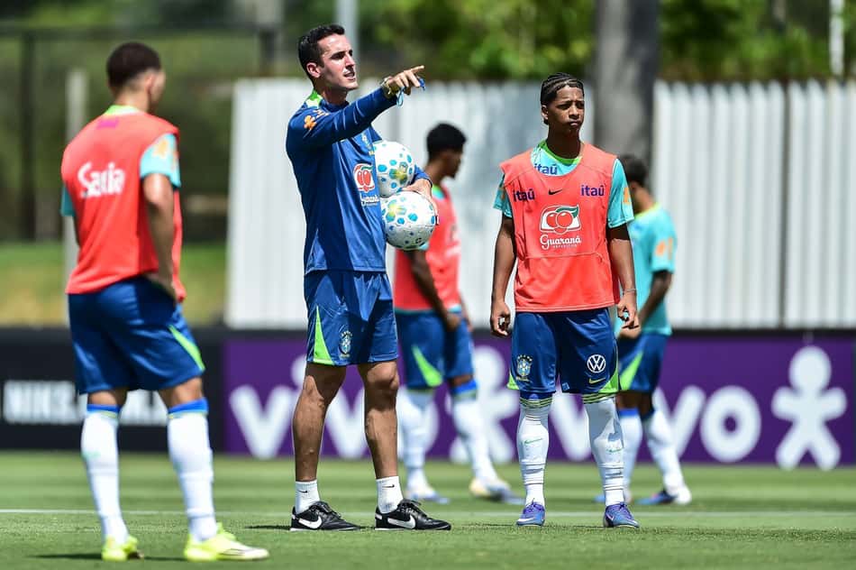 Primeiras atividades de Paulo Victor com a Seleção Sub-20 serviram para observações e introduções de conceitos