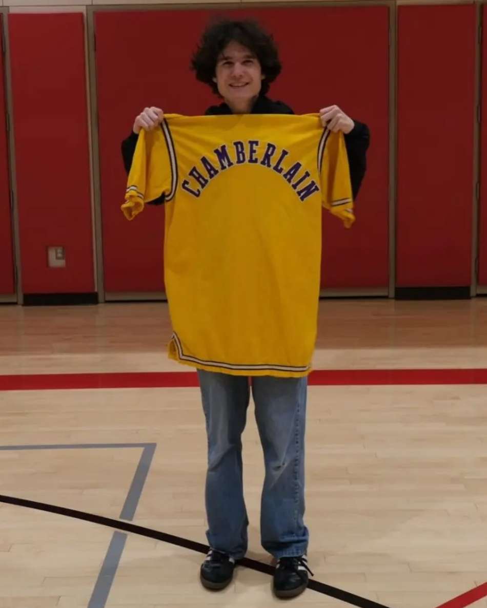 Quinn Brown exibe a camisa de Wilt Chamberlain