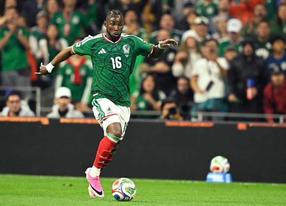 Quiñones carrega o México ao ataque no jogo contra o Equador pela Copa do Mundo
