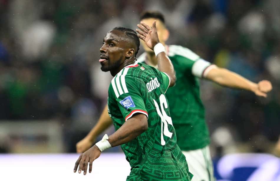 O atacante do México, Julián Quiñones (nº 16), comemora após marcar o primeiro gol de sua equipe durante a partida de futebol das oitavas de final da Copa do Mundo de 2026 entre México e Equador, no Mexico City Stadium, na Cidade do México