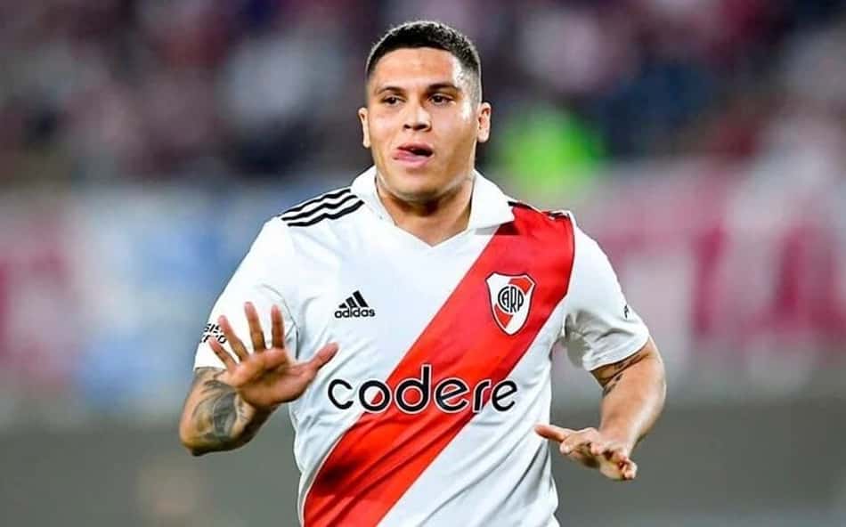 Quintero correndo com a camisa do River Plate e com a língua de fora