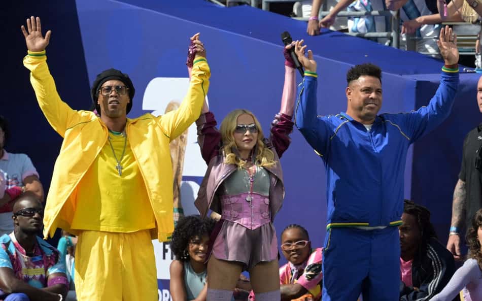 Ronaldinho Gaúcho e Ronaldo Fenômeno entrando em campo com Madonna na final da Copa do Mundo