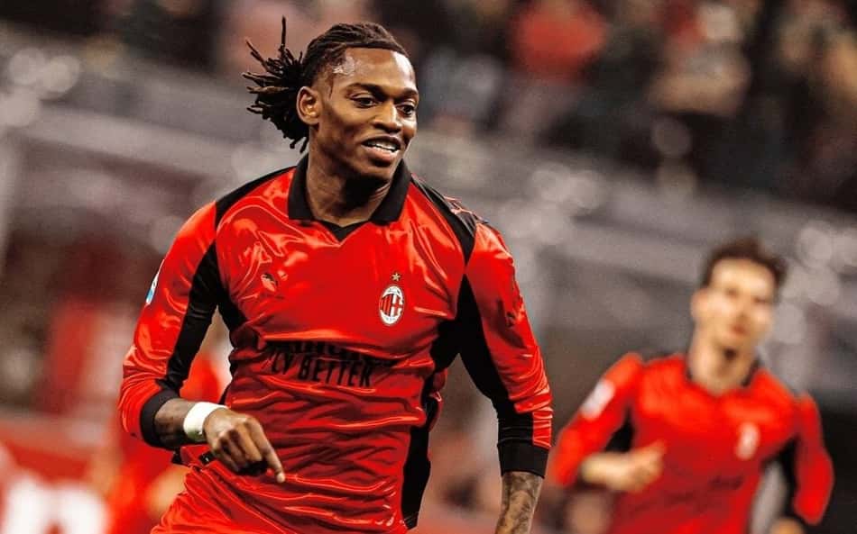 Rafael Leão do Milan correndo durante partida
