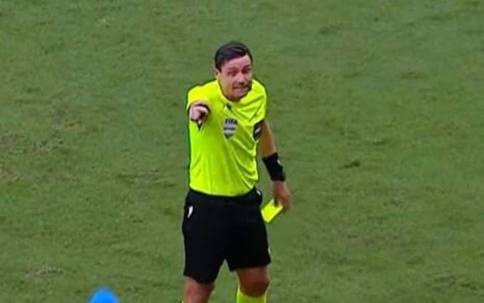 Árbitro Ramon Abatti Abel segurando cartão amarelo
