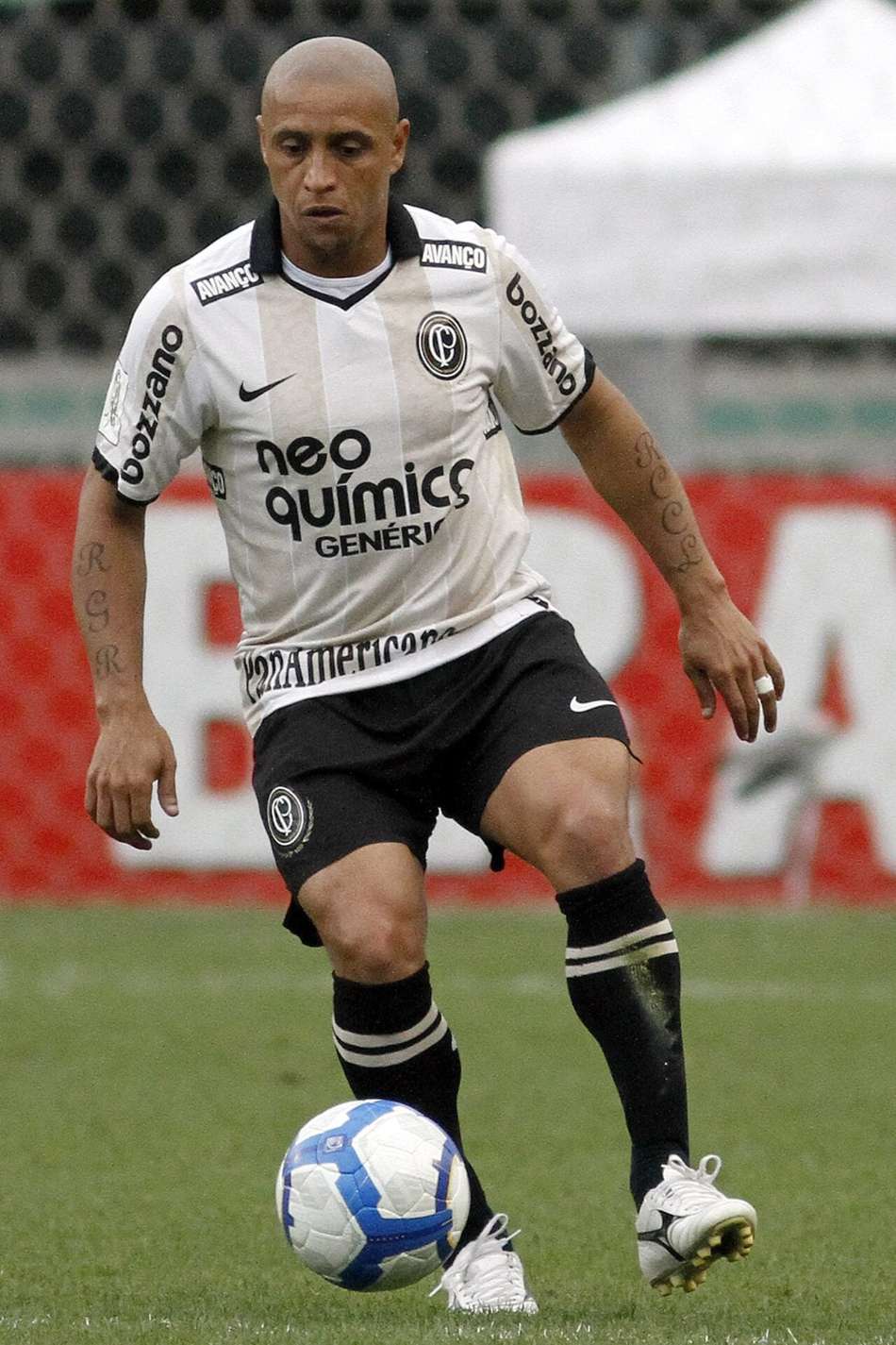 Roberto Carlos jogando pelo Corinthians