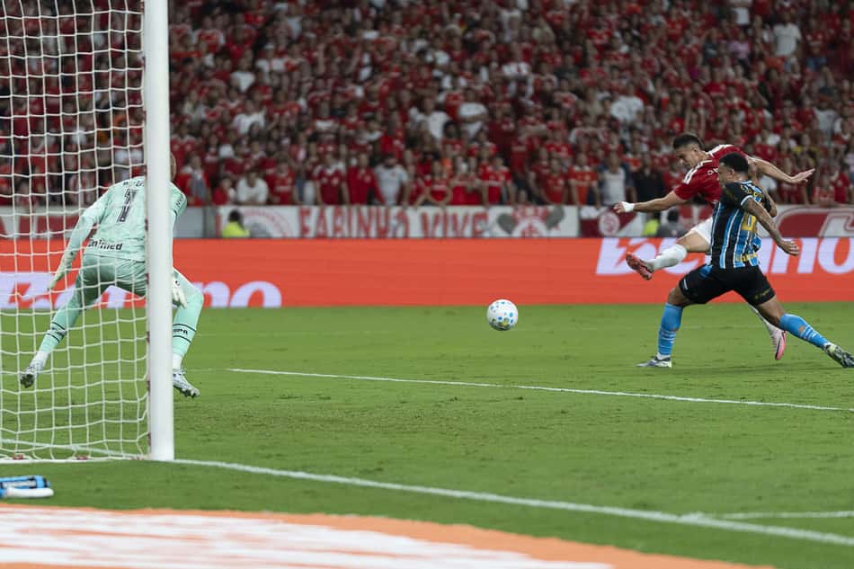 Rafael Borre chuta para defesa de Weverton na partida entre Internacional e Gremio, confronto valido pela 11ª rodada do Campeonato Brasileiro Serie A 2026