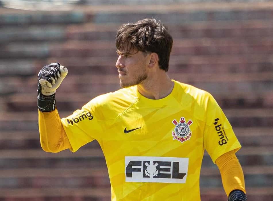 Rafael Juwer faz sinal com as mãos durante partida do Corinthians