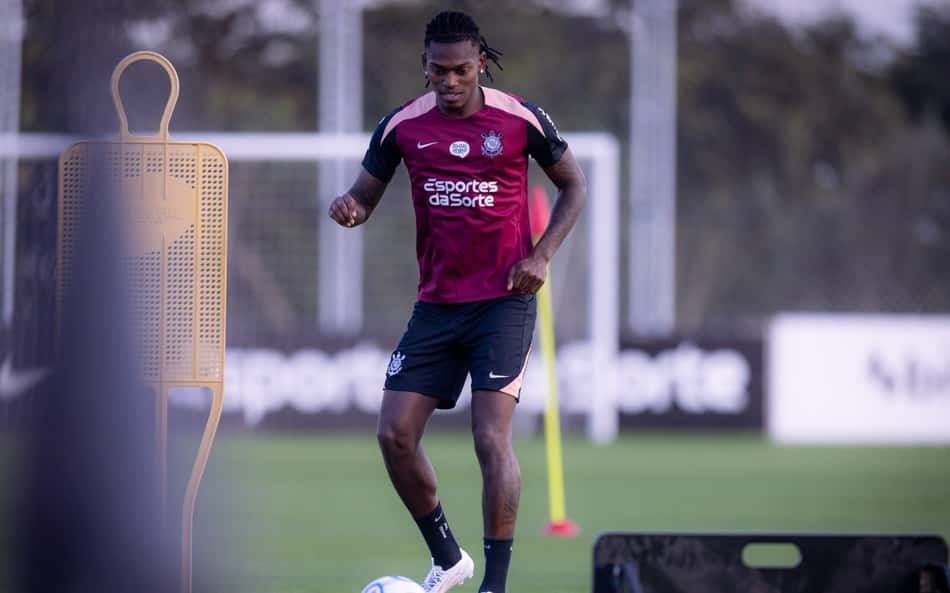 Rafael Leão durante treino no Corinthians