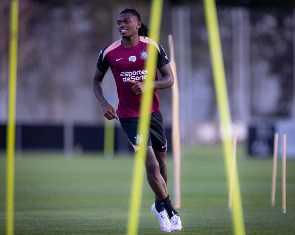 Rafael Leão, do Milan, durante treino no Corinthians