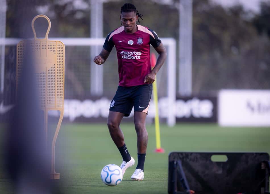 Rafael Leão durante treino no Corinthians