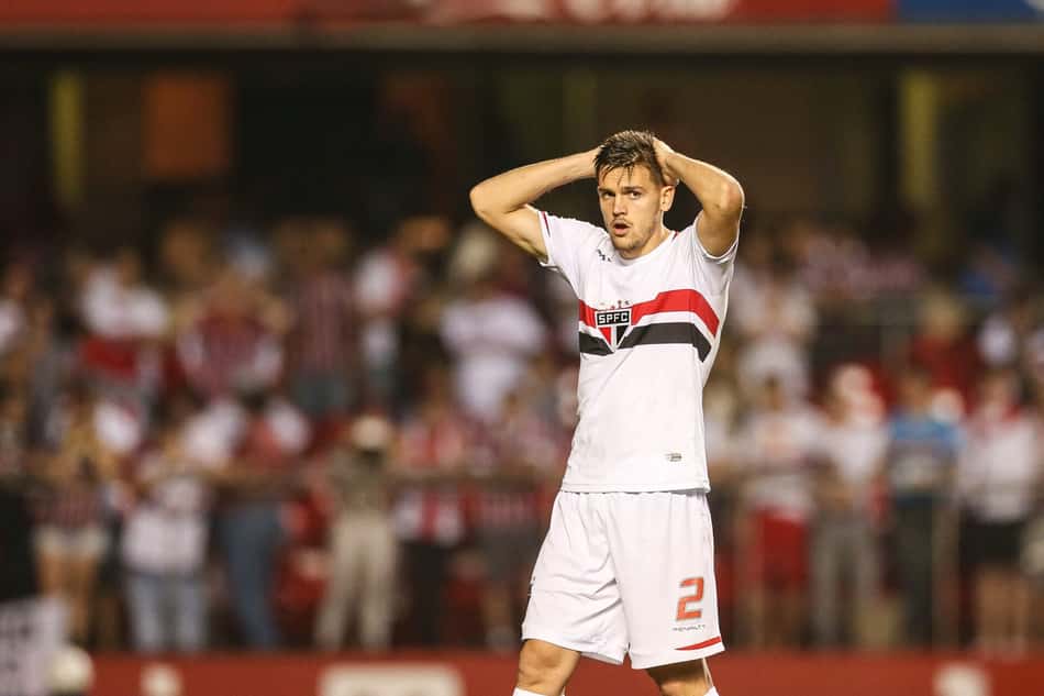 Toloi com a camisa do São Paulo
