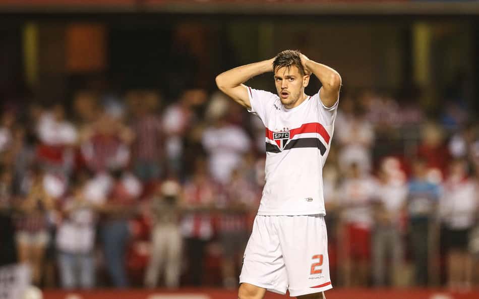 Toloi com a camisa do São Paulo