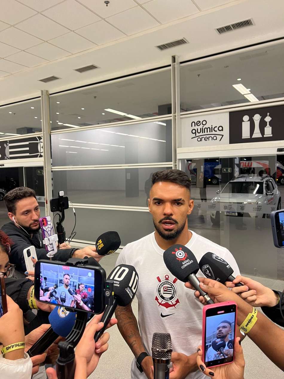 Raniele durante a zona mista após a partida contra o Athletico-PR.