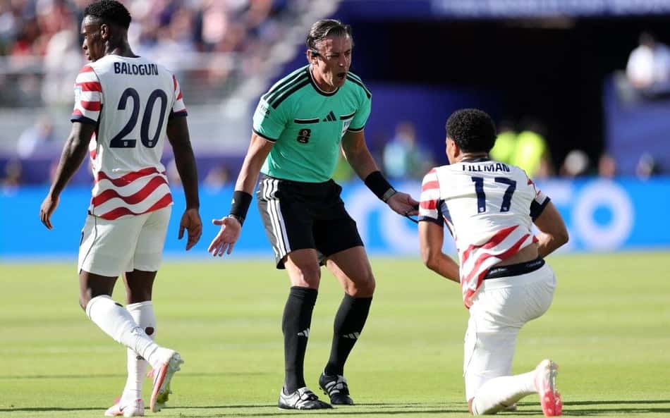Raphael Claus em Estados Unidos x Bósnia pela Copa do Mundo