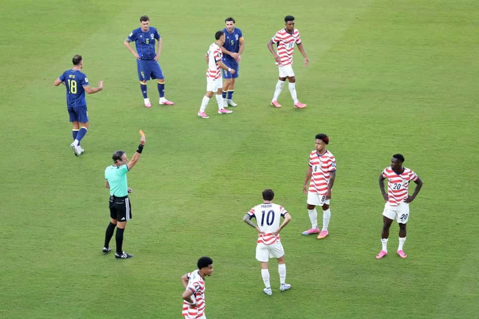 Raphael Claus expulsou atacante Balogun em Estados Unidos x Bósnia Herzegovina pela Copa do Mundo