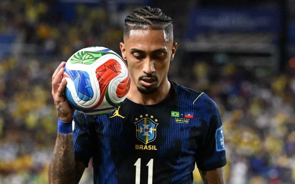 Jornal espanhol vê cenário favorável para saída de Raphinha do Barcelona