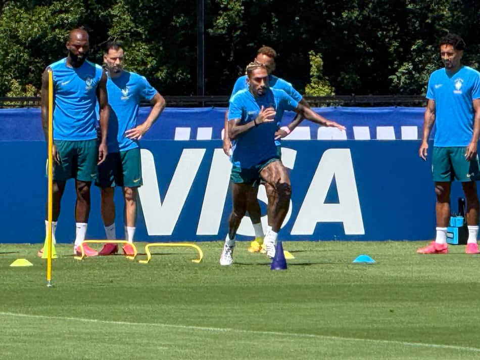 Raphinha correndo durante treino da Seleção Brasileira às vésperas do duelo contra a Noruega