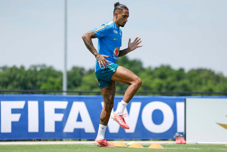 Raphinha inicia transição em campo e faz atividade na Seleção; Atacante aparece com a perna levantava
