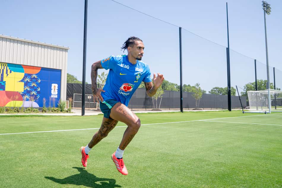 Raphinha dá um pique durante treino da Seleção Brasileira