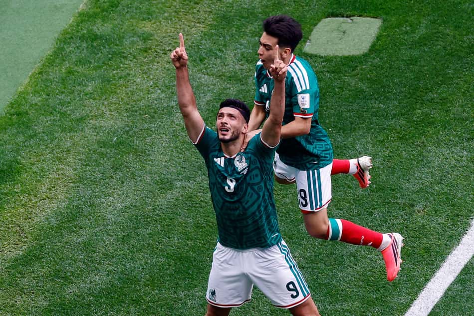 Raúl Jiménez aponta para o céu ao comemorar seu primeiro gol em uma Copa do Mundo