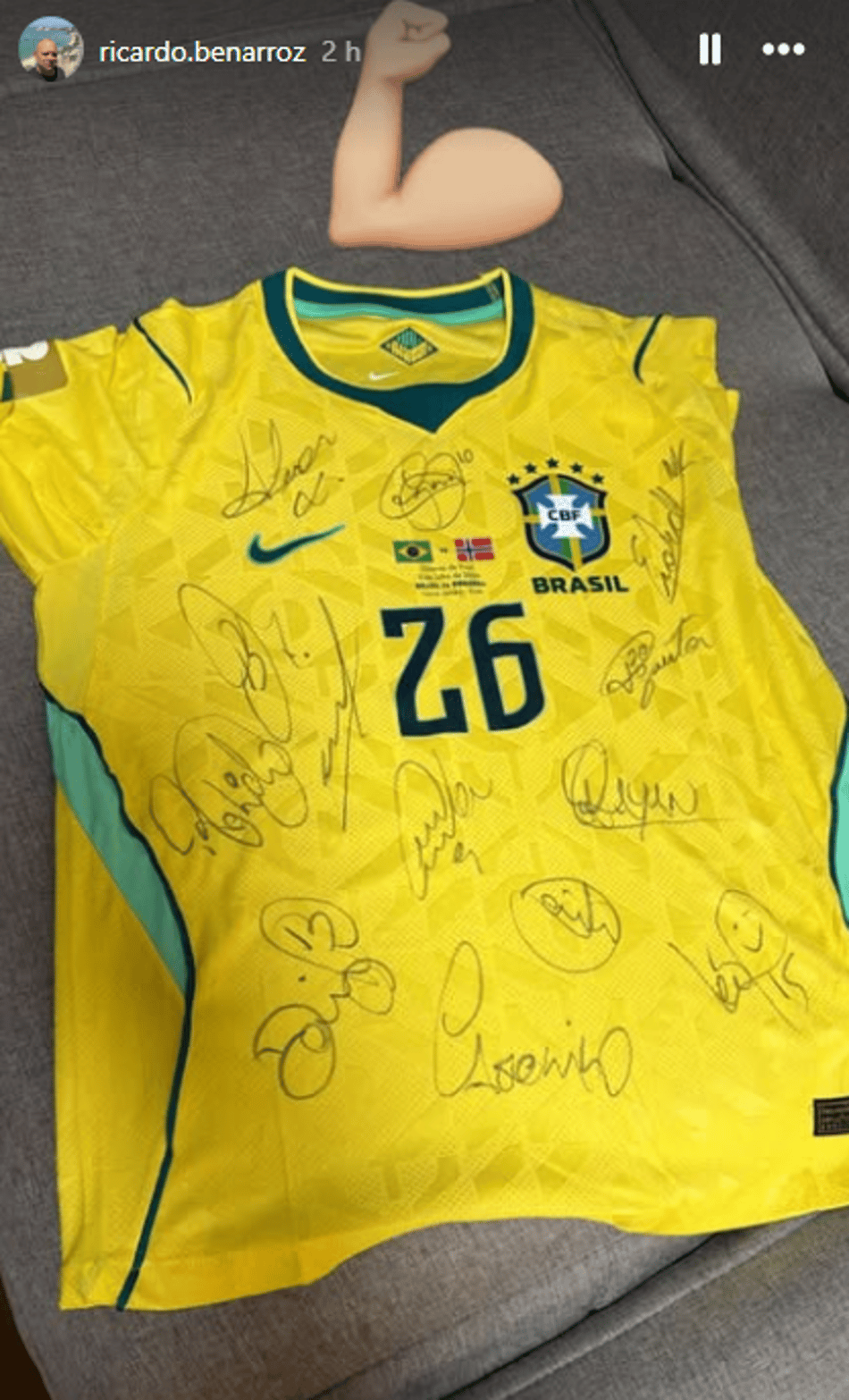 Rayan presenteia funcionário do Vasco com camisa  da Seleção Brasileira