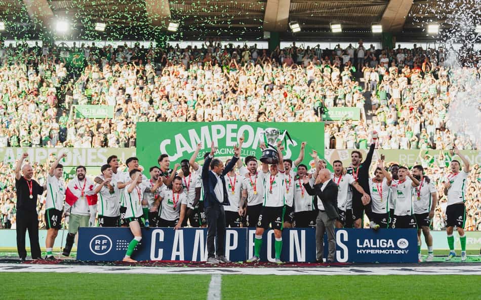 Jogadores do Racing Santander comemorando título da 2° divisão, perfilados e levantando o troféu
