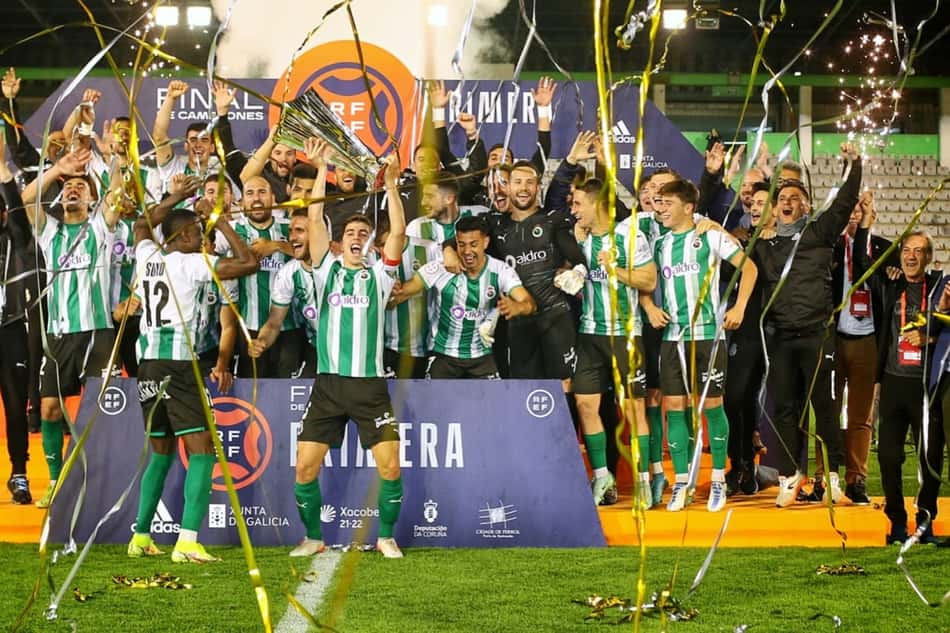 Jogadores do Racing Santander comemorando título da 2° divisão, perfilados e levantando o troféu