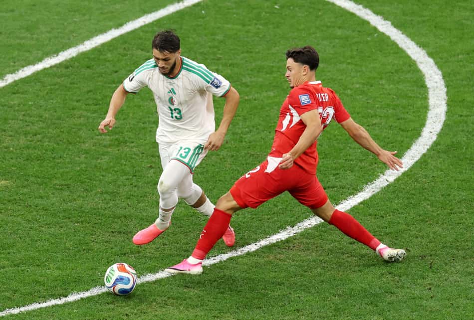 Rieder disputa bola em Suíça x Argélia
