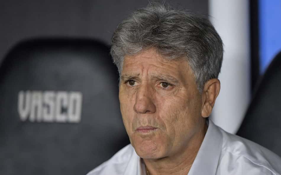 Renato Gaúcho sentado no banco de reservas durante jogo do Vasco na Copa Sul-Americana
