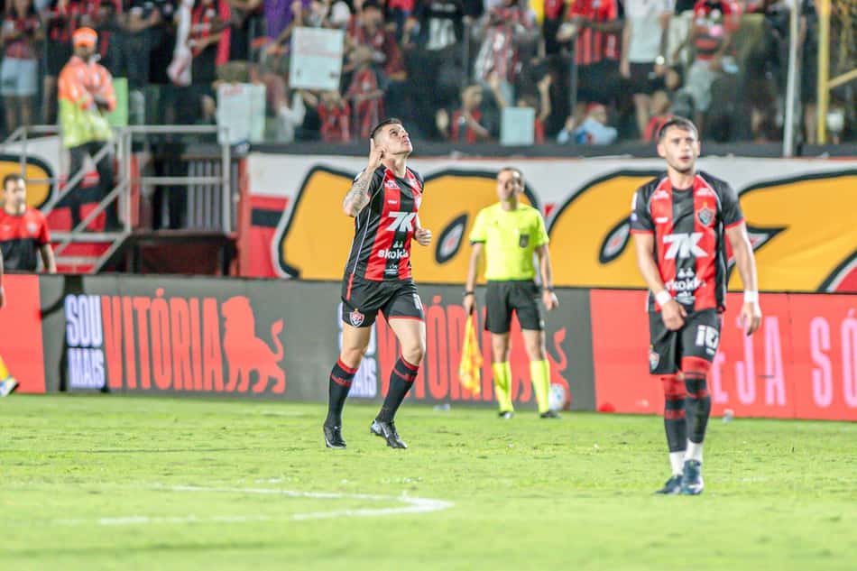 Renato Kayser celebra gol do Vitória sobre o Vasco pela 19ª rodada do Brasileirão