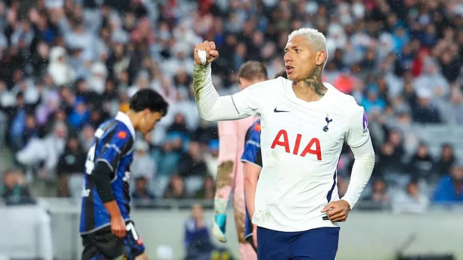 Richarlison com punho erguido comemora gol pelo Tottenham contra o Auckland FC