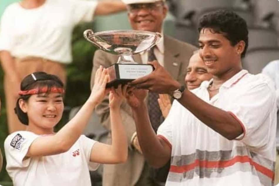 Rika Hiraki e o indiiano Mahesh Bhupathi com o troféu das duplas mistas de Roland Garros em 1997