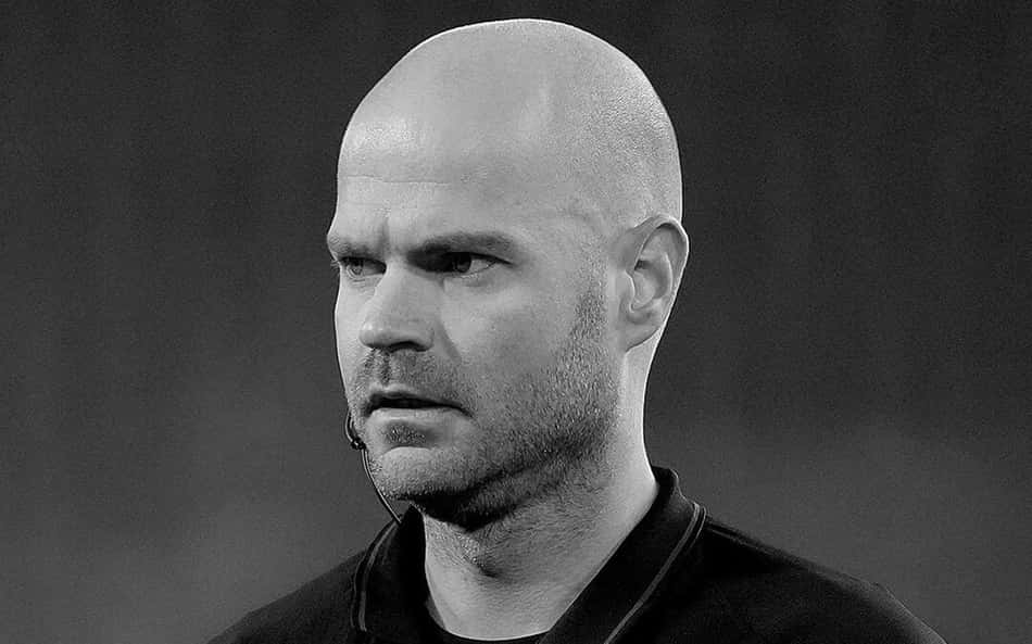 Árbitro holandês que perdeu vaga na Copa do Mundo morre aos 38 anos
