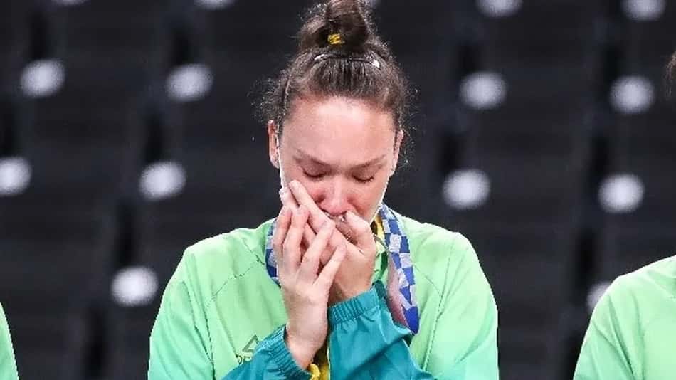 Roberta beija medalha de prata em Tóquio (Foto: Reprodução)