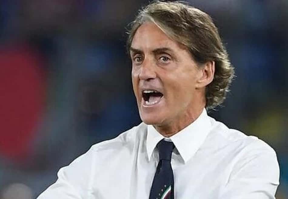 Roberto Mancini gesticula em jogo durante passagem anterior como treinador da Itália