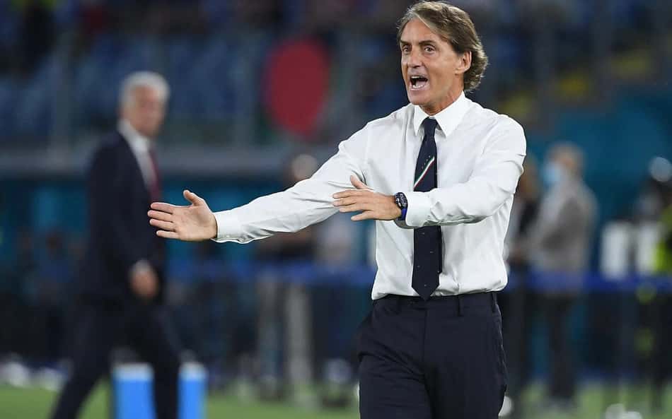 Roberto Mancini gesticula em jogo durante passagem anterior como treinador da Itália