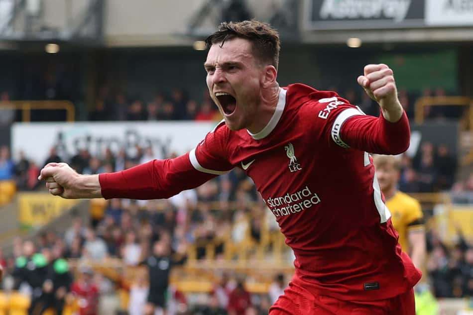Robertson vibrando após gol pelo Liverpool