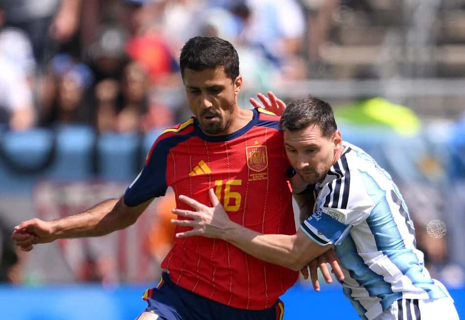 Rodri e Messi, respectivos astros de Espanha e Argentina, disputam a bola na final da Copa do Mundo