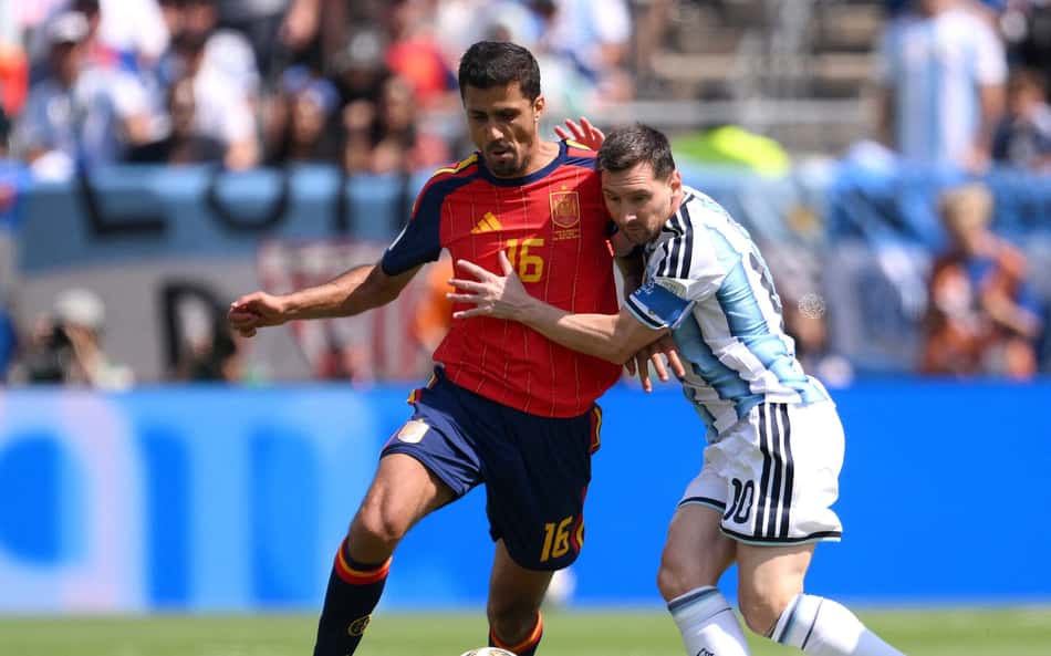 Rodri e Messi, respectivos astros de Espanha e Argentina, disputam a bola na final da Copa do Mundo