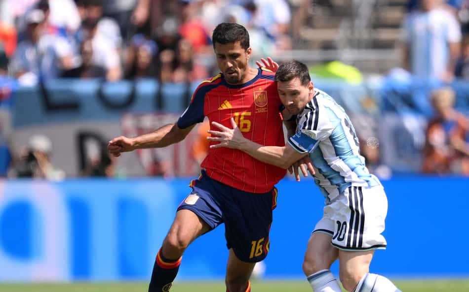 Torcedores pedem por uma nova disputa da final da Copa (Foto: David Ramos / AFP)