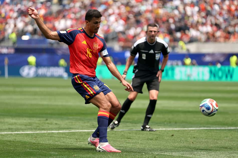 Rodri, volante da Espanha, faz lançamento durante jogo contra a Bélgica nas quartas de final da Copa do Mundo