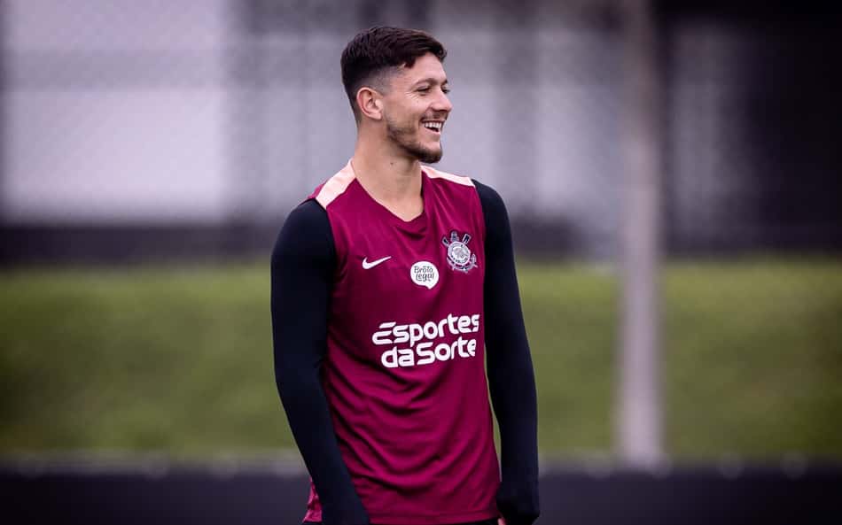 Meia Rodrigo Garro durante treino do Corinthians