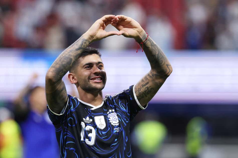 Romero faz símbolo de coração após vitória da Argentina sobre a Inglaterra na Copa do Mundo