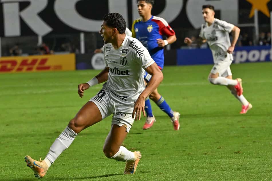 Rony em atuação durante partida do Santos contra a UCV, na Sul-Americana