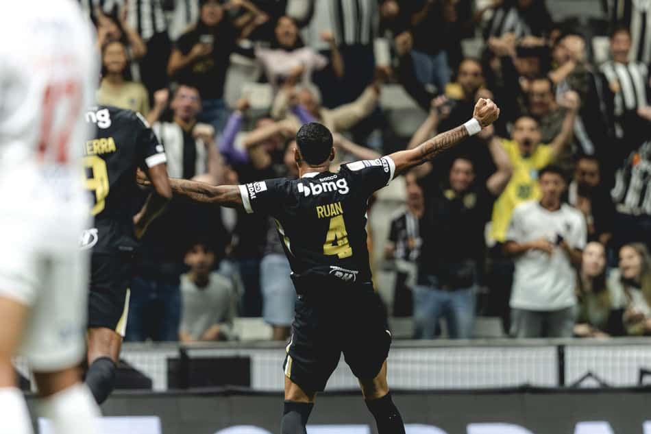 Ruan comemora gol marcado para o Atlético (Foto: Pedro Souza / Atlético)