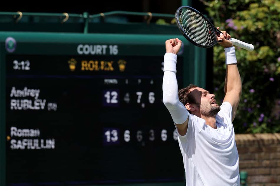 A emoção de Roman Safiullin ao vencer Rublev na estreia em Wimbledon.
