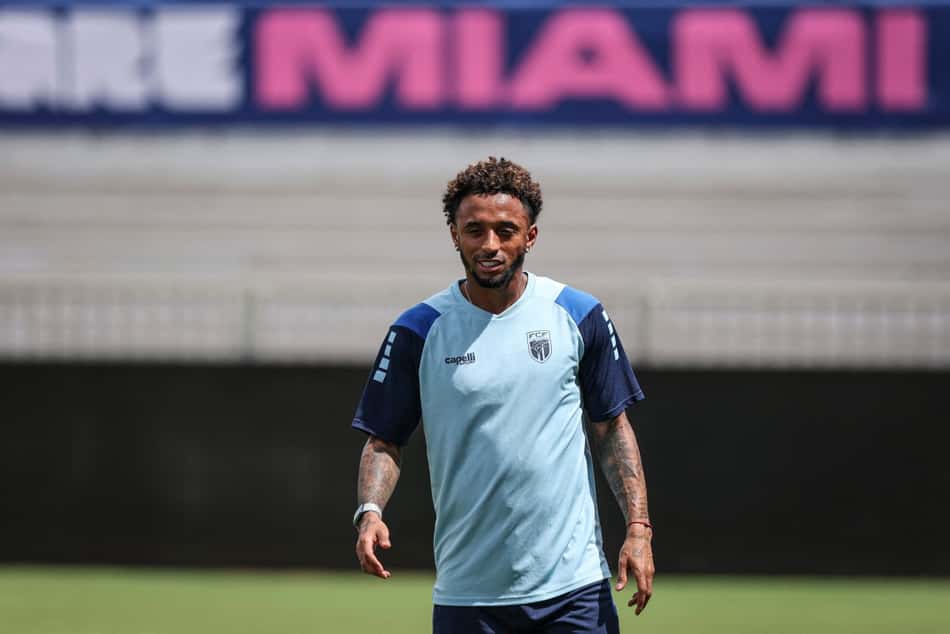 Ryan Mendes, capitão do Cabo Verde em ação durante treino antes da partida decisiva contra a Argentina