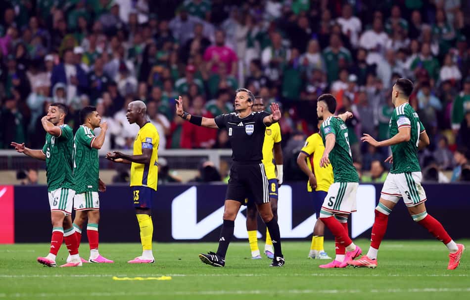 Slavko Vincic apitando México x Equador na Copa do Mundo