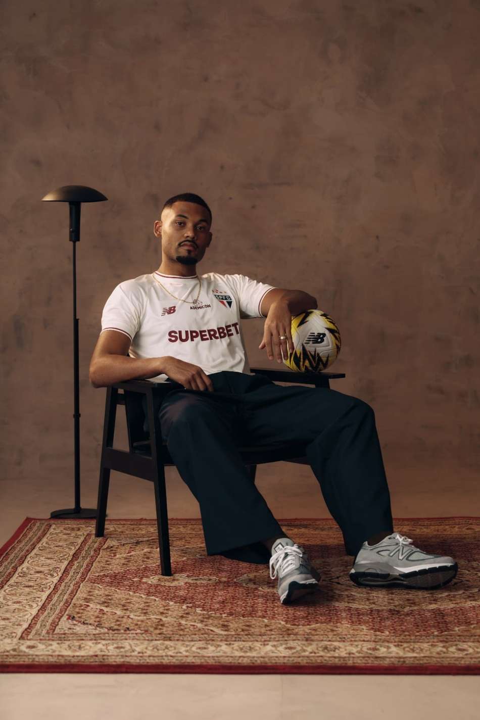 Sabino veste o terceiro uniforme do São Paulo
